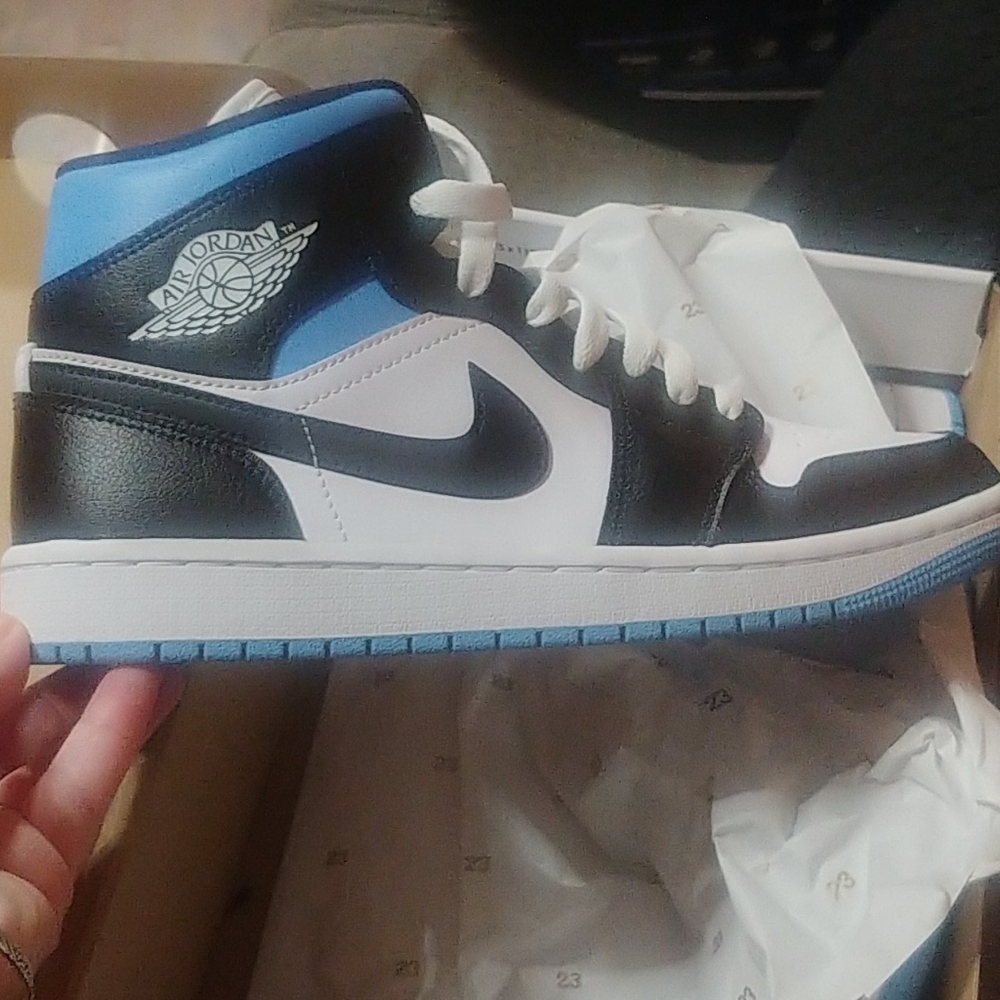 Jordan 1 mid university blue